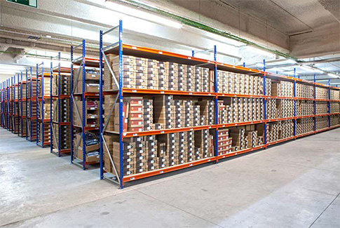 Long span shelving system for medium duty warehouse storage in Sharjah UAE